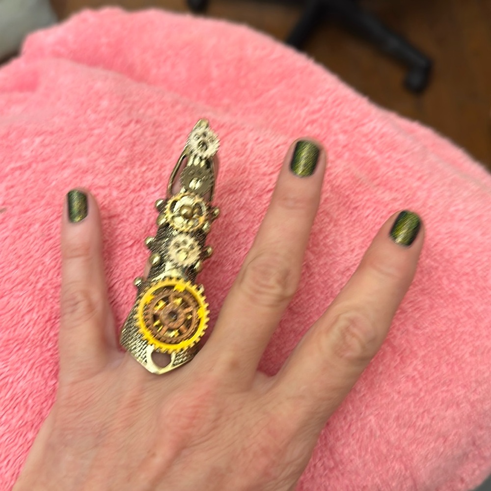 Brand new full coverage flexible steam punk ring. Perfect condition.